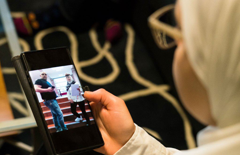 Faeza Satouf guarda la foto che la ritrae nel giorno del diploma a Nivaa_21-04-2021