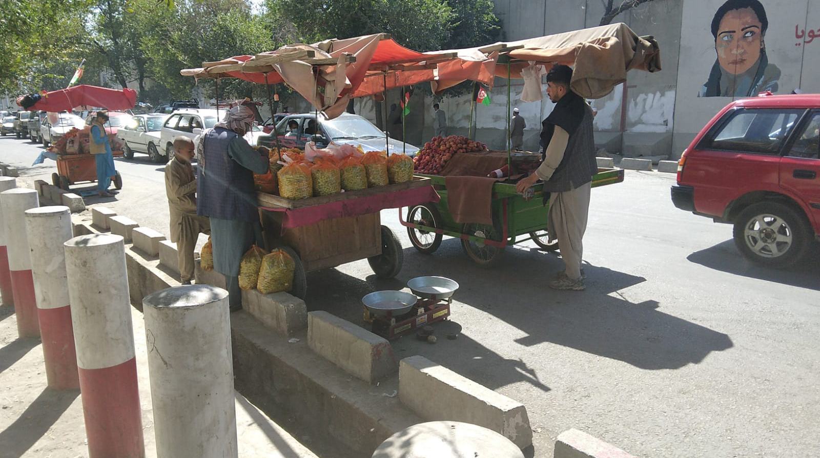 Kabul, 9 agosto 2021: venditori di uva proveniente dall'Hellmand. La strada per Ghazni e Kandahar è aperta